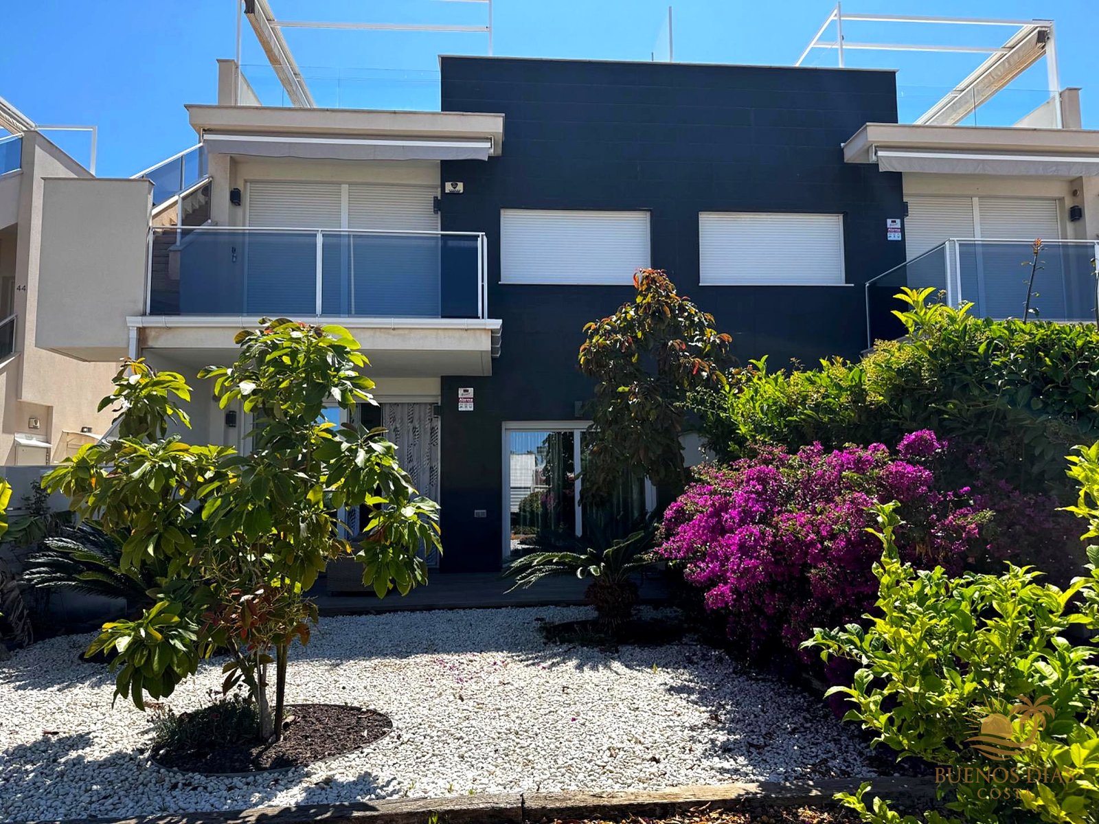 Modern 3-bedroom ground-floor apartment with private garden, 50 m² terrace and pool in Torrevieja
