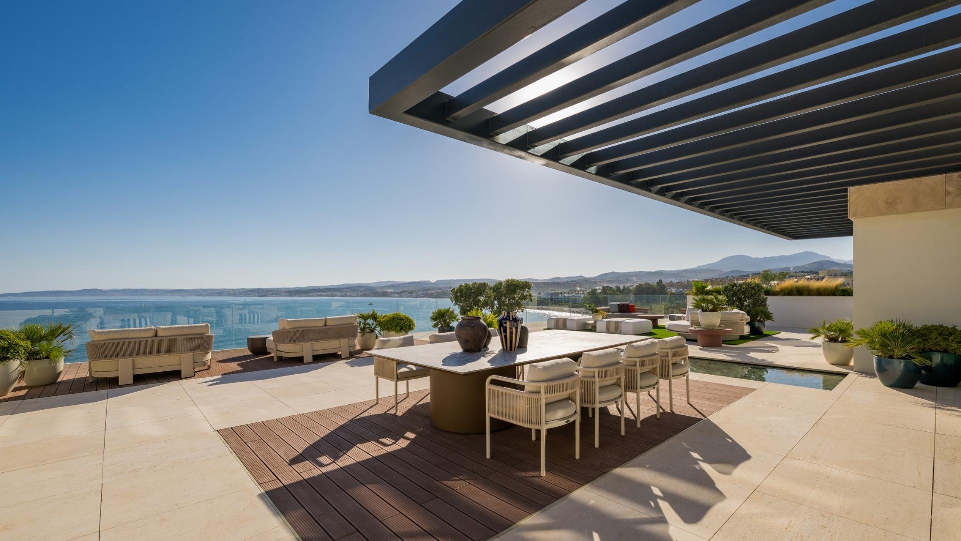 Promoción boutique de 4 residencias en primera línea de playa en Estepona junto al puerto deportivo