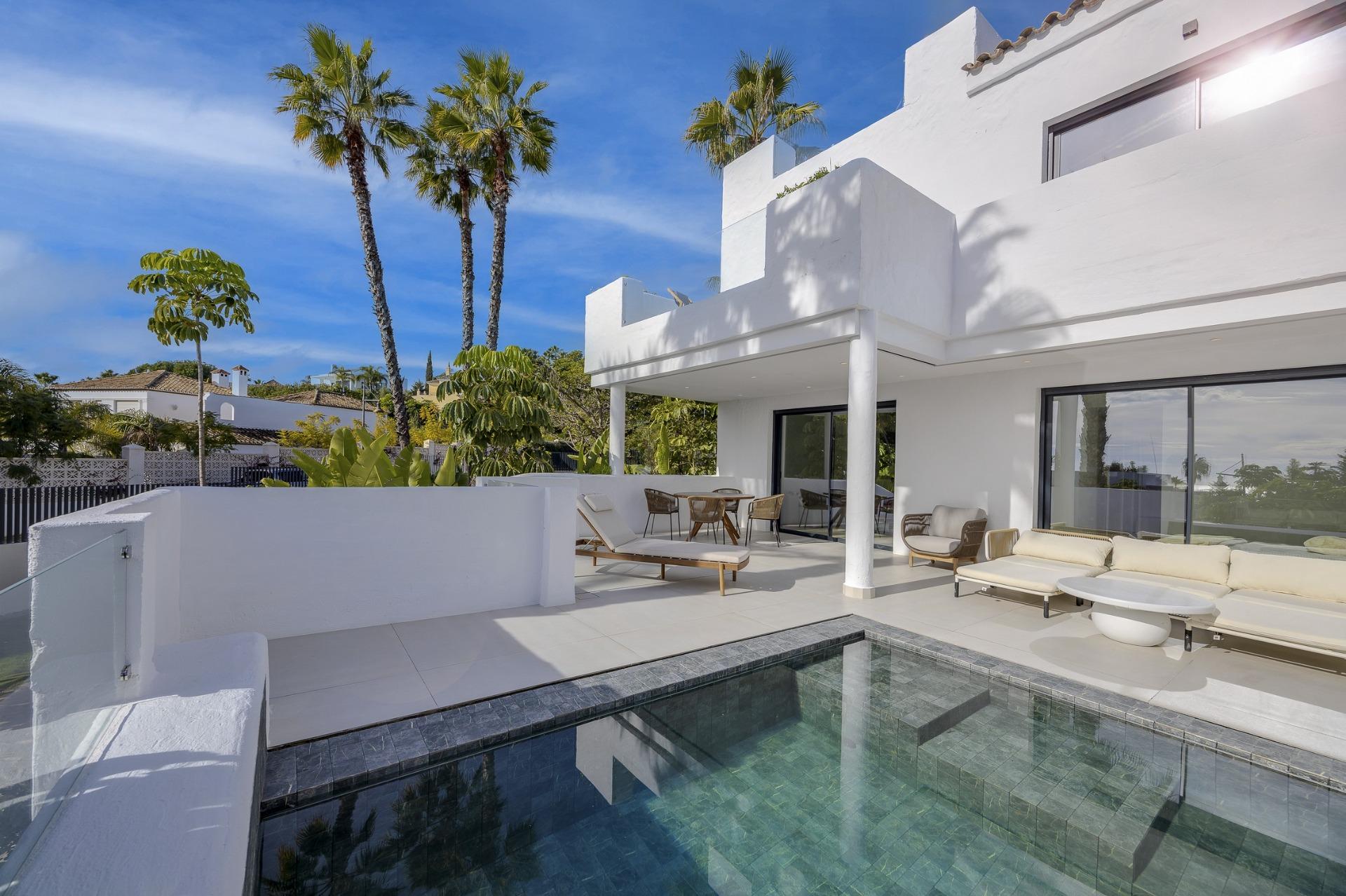 Viviendas dúplex de lujo en la zona de El Paraíso, entre Estepona y Marbella