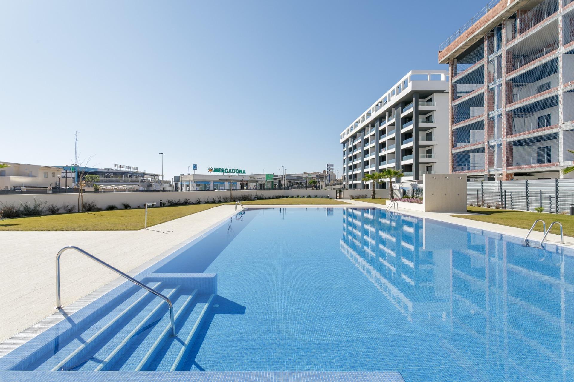 NEW BUILD GATED URBANIZATION IN TORREVIEJA ONLY 700M FROM THE BEACH