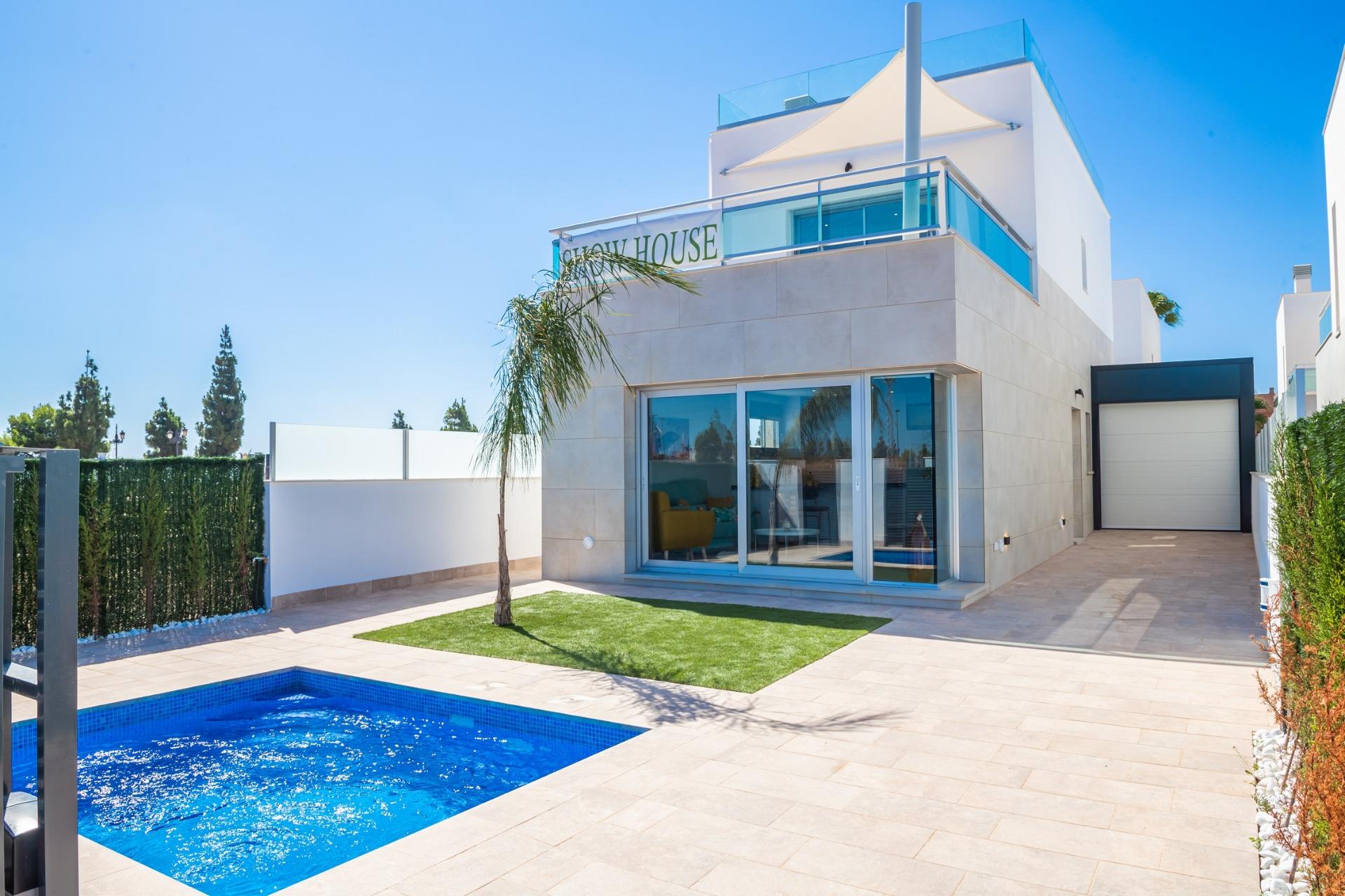 NEU GEBAUTE VILLEN IN LOS ALCAZARES