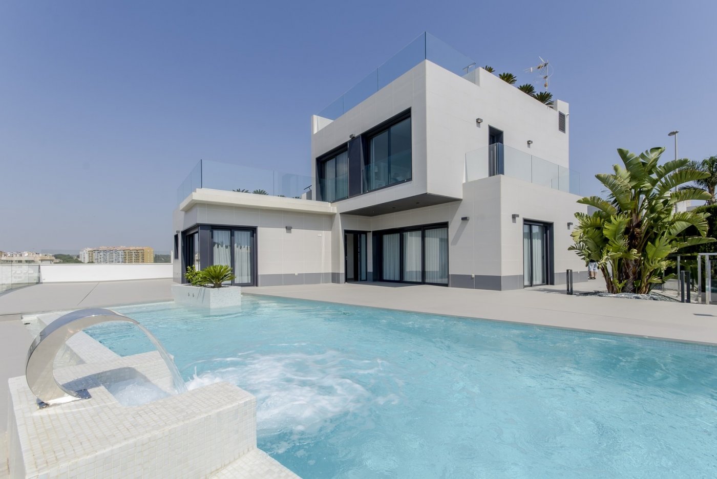 VILLAS DE NOUVELLE CONSTRUCTION À 250 m DE LA PLAGE À CAMPOAMOR