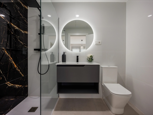 Ensuite bath Duży